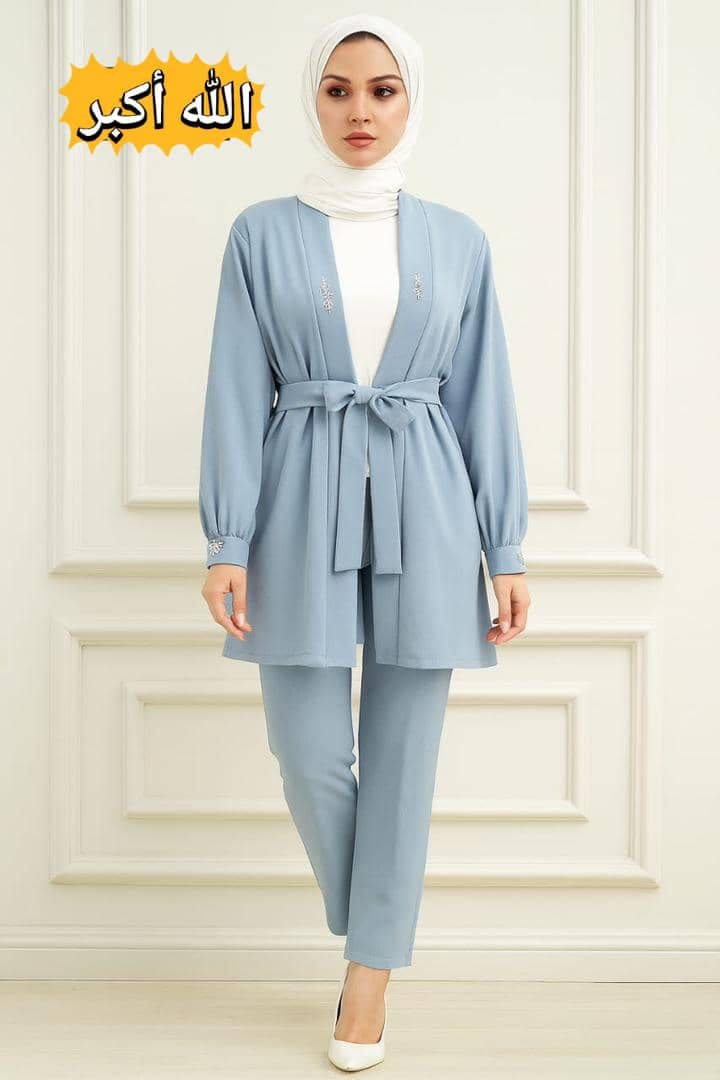 Woman wearing bleu suit with