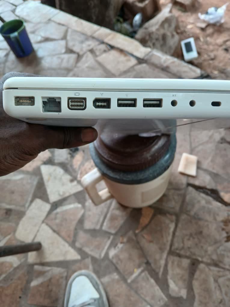 Person holding blanc ordinateur portable