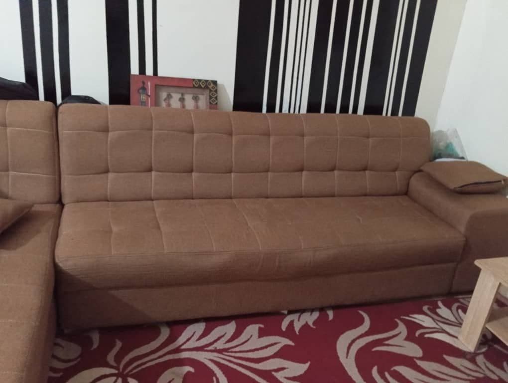 Brown couch with rouge rug