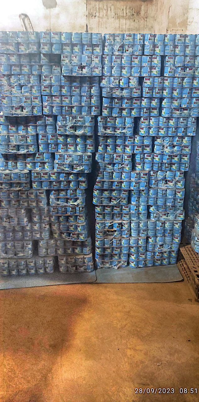 Large pile bleu plastique containers
