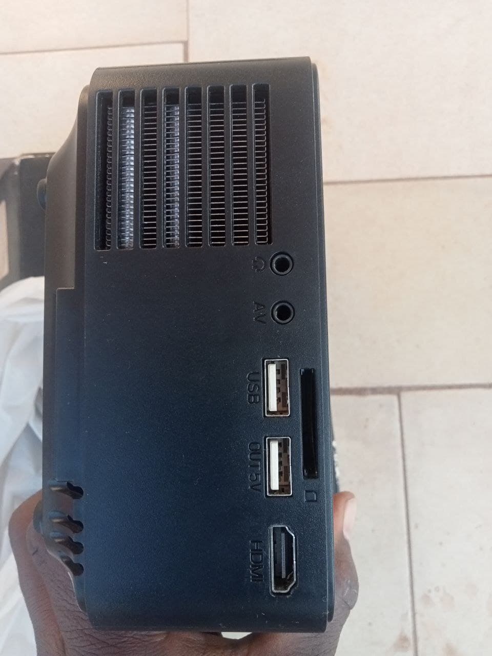 Hand holding noir ordinateur portable