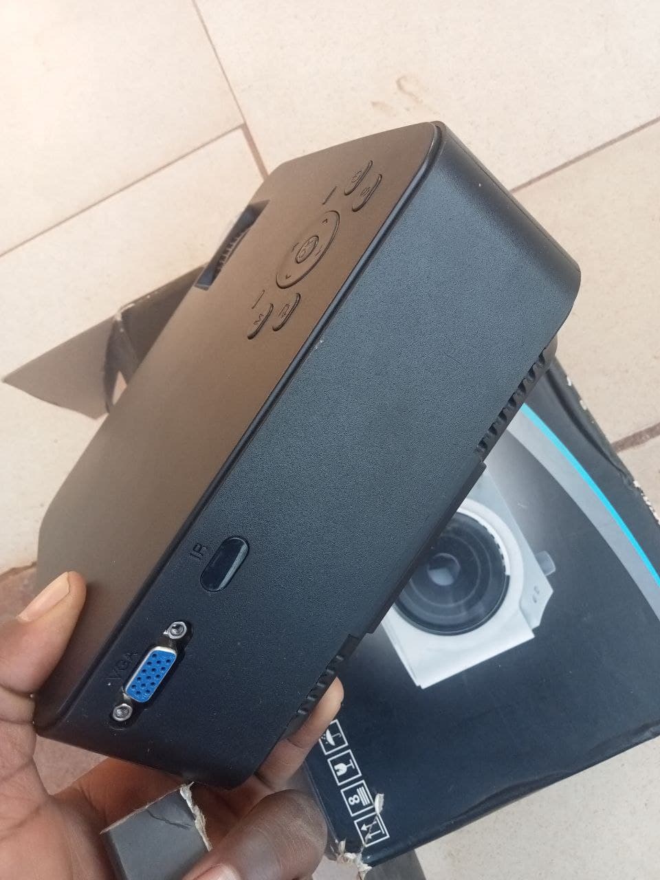 Hand holding noir téléphone with