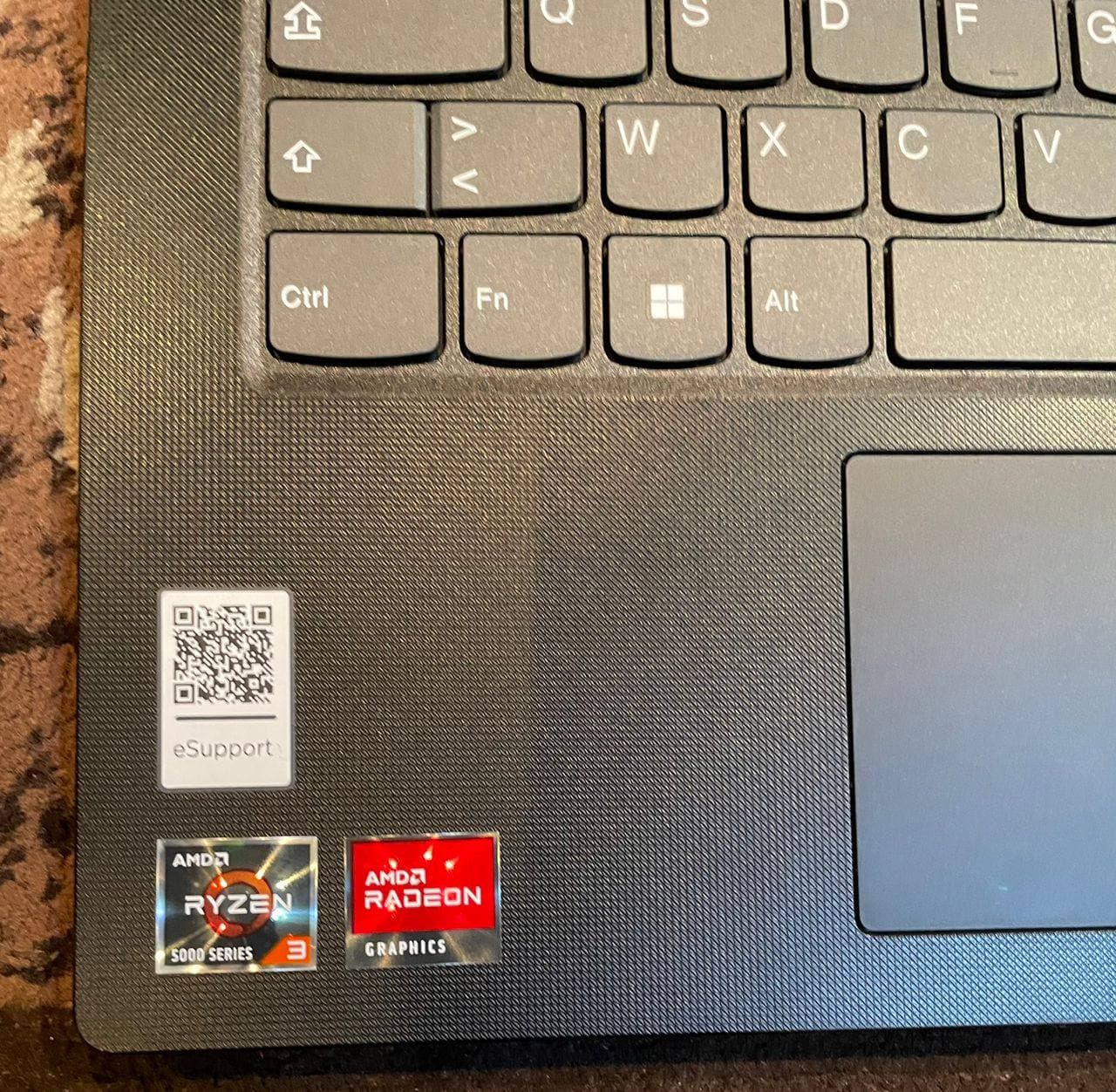 Ordinateur portable with sticker