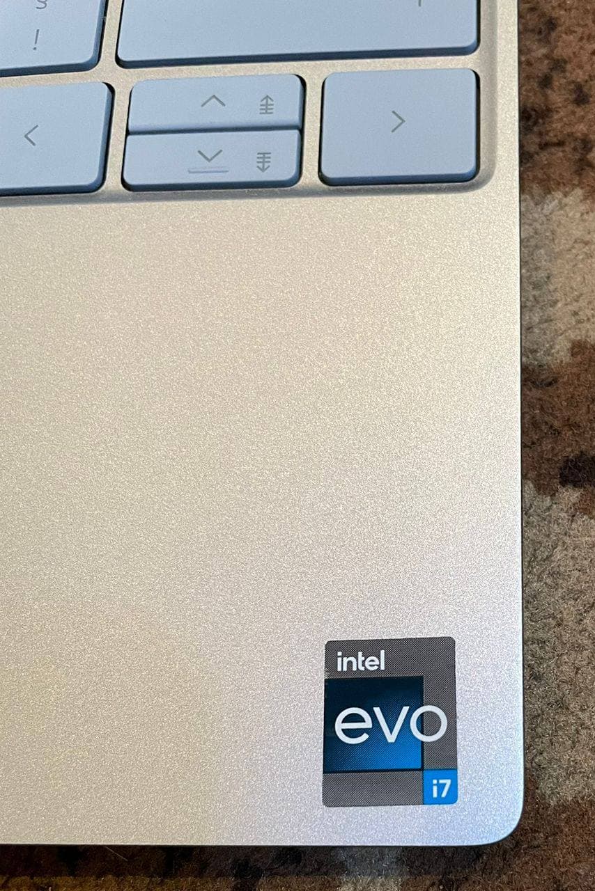 Ordinateur portable with silver keyboard