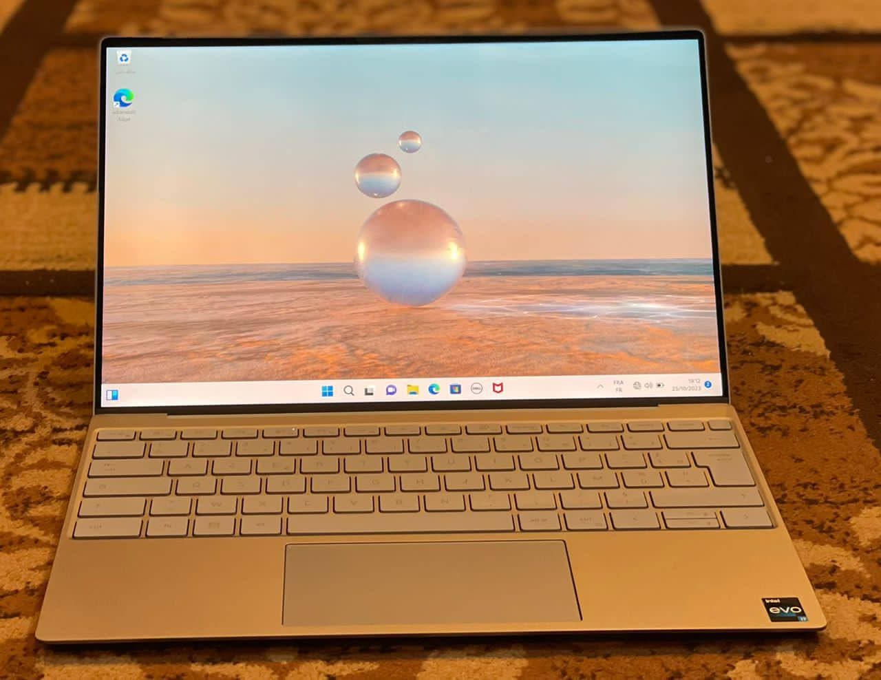 Ordinateur portable with screen showing