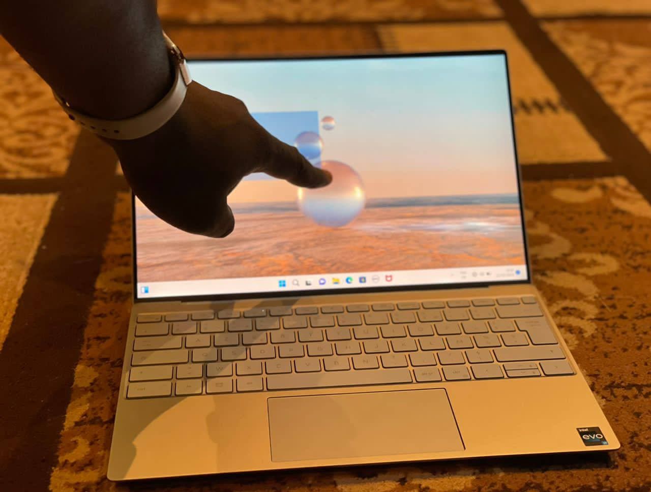 Person touching the keyboard ordinateur