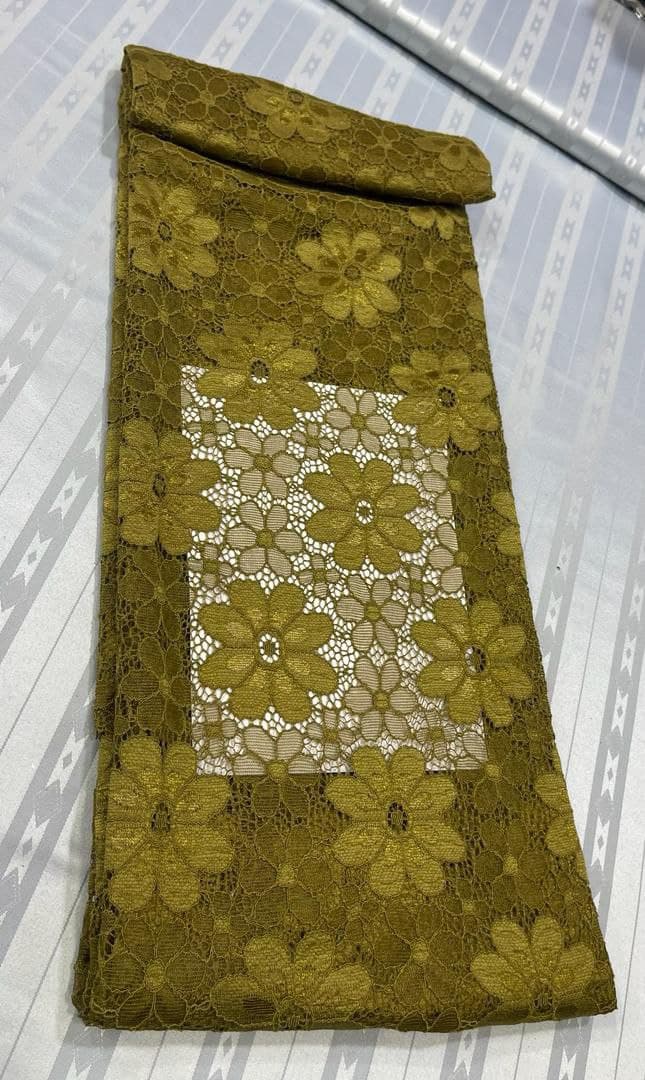 Vert lace fabric with blanc