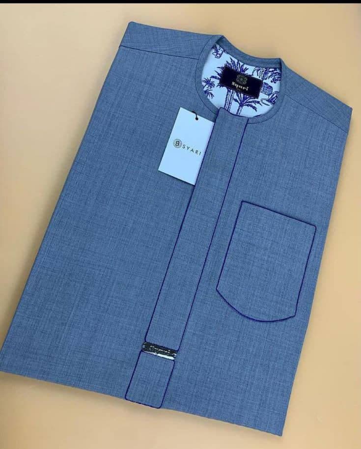 Bleu shirt with blanc flower