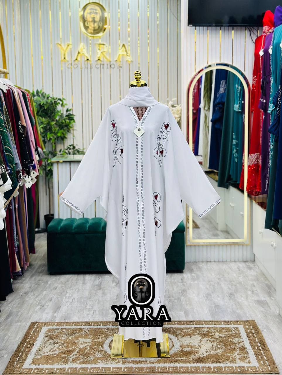 Blanc robe with embroiderouge embroidery