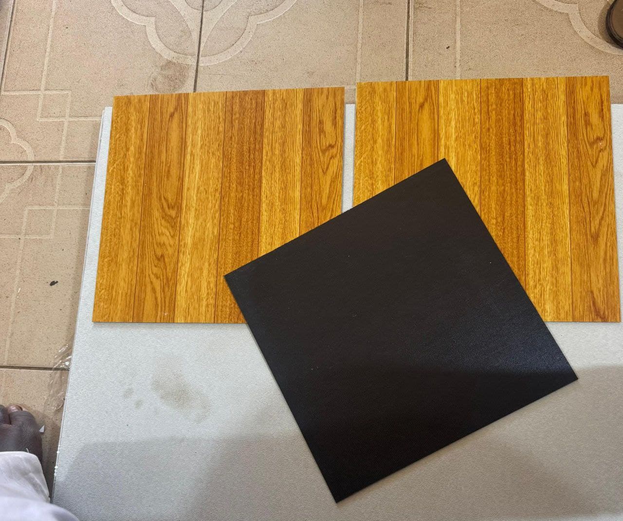 Parcket sol disponible à 17500f le cartons 99 91 29 23