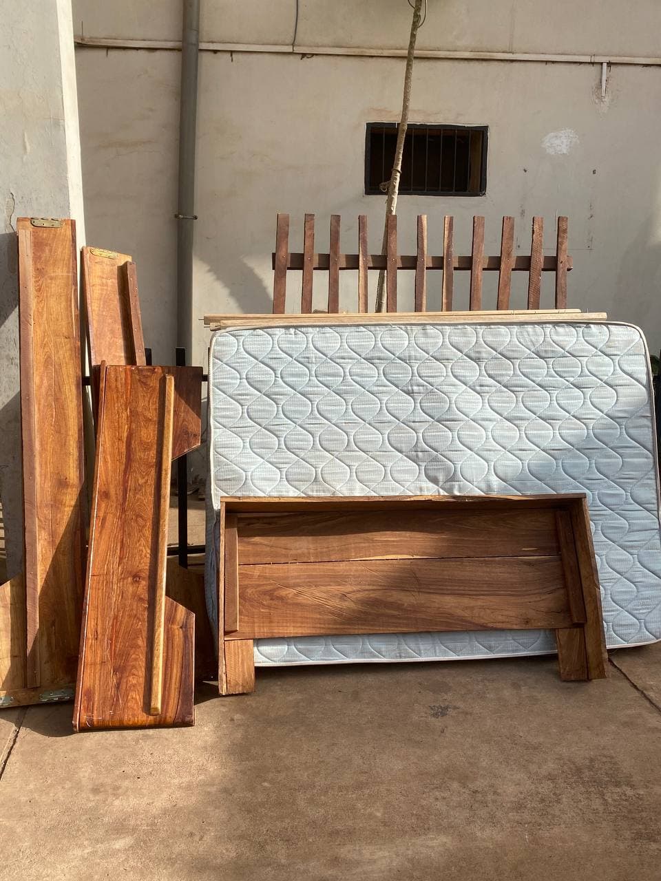 Lit plus matelas 2 places à 80 000