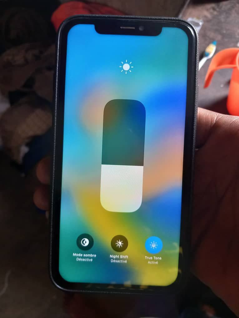 Iphone 11 simple 128gb très propre contactez moi