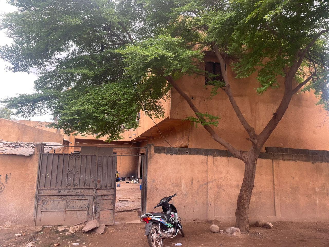 Cs un étage composé en haut de 3 sous bâtiment dont un est un deux chambres salon avec douche et de