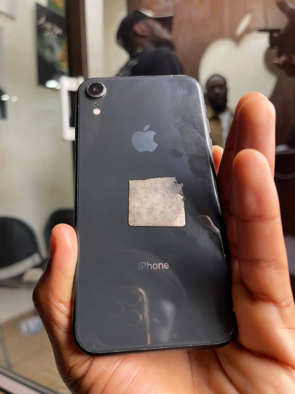 Xr à vendre ou troc contre un androïde on m ajoute WhatsApp 128giga Face ID ok bat 87%