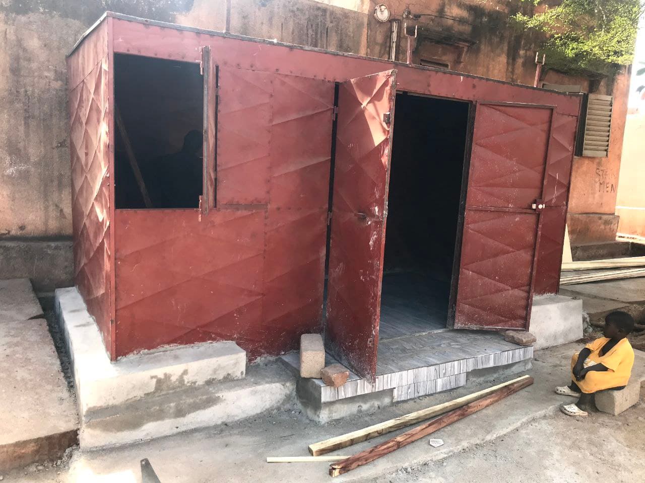 Kiosque 3mètres sur 2mètres en vente à Magnamougou.
Prix 225.000fr
Déjà démonter