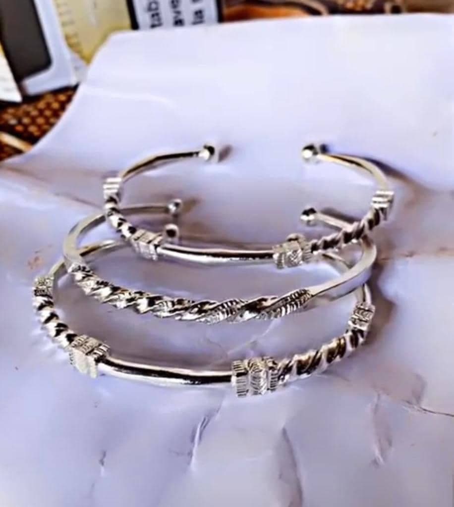 Des bracelets et bac