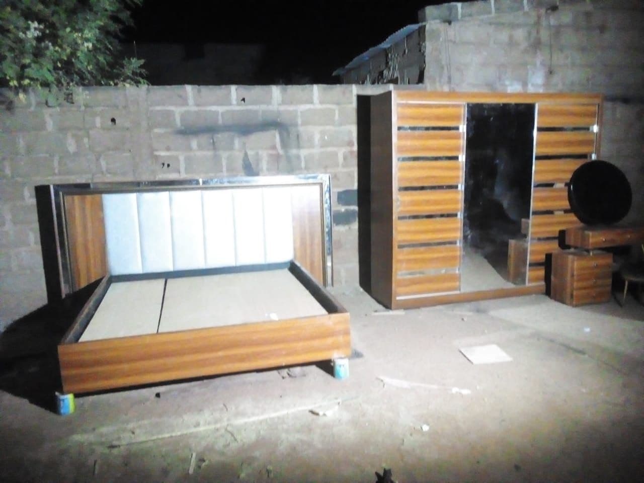 Lits, Armoires et Coiffeuses au .
NB: Fabriqué par commande Yirimadio Zerny