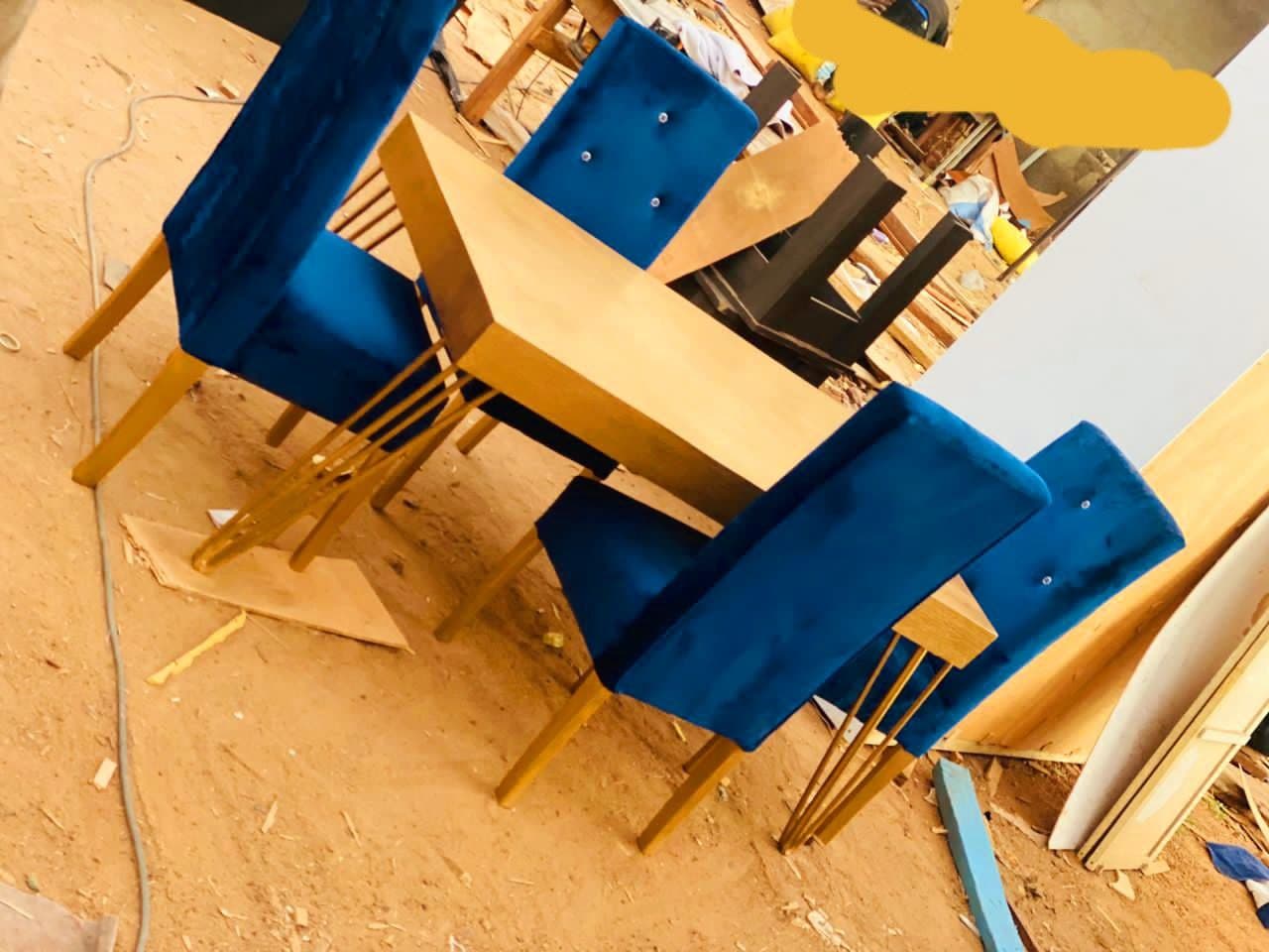 Tables à manger à vendre au . Prix 150.000