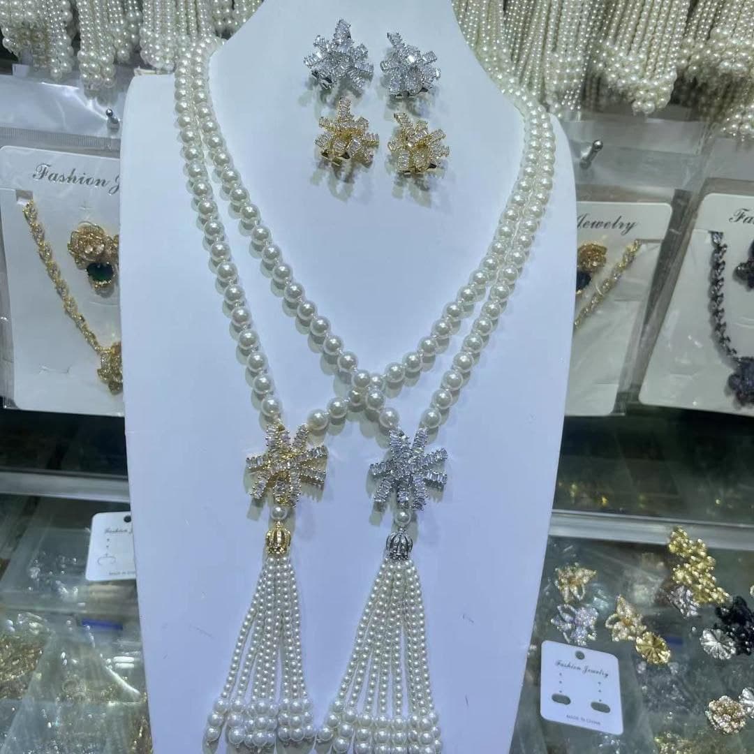 Display pearls and other jewelry