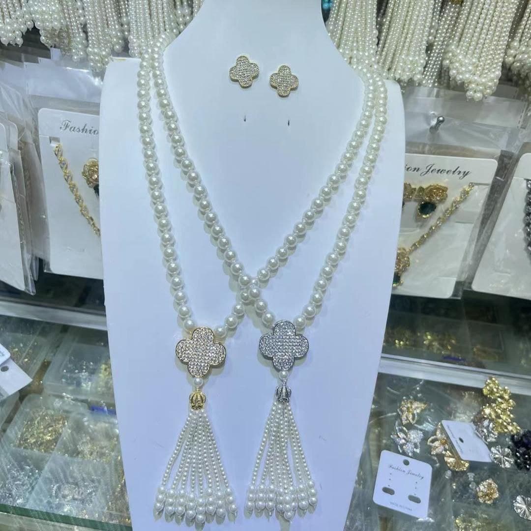 Display pearls and other jewelry