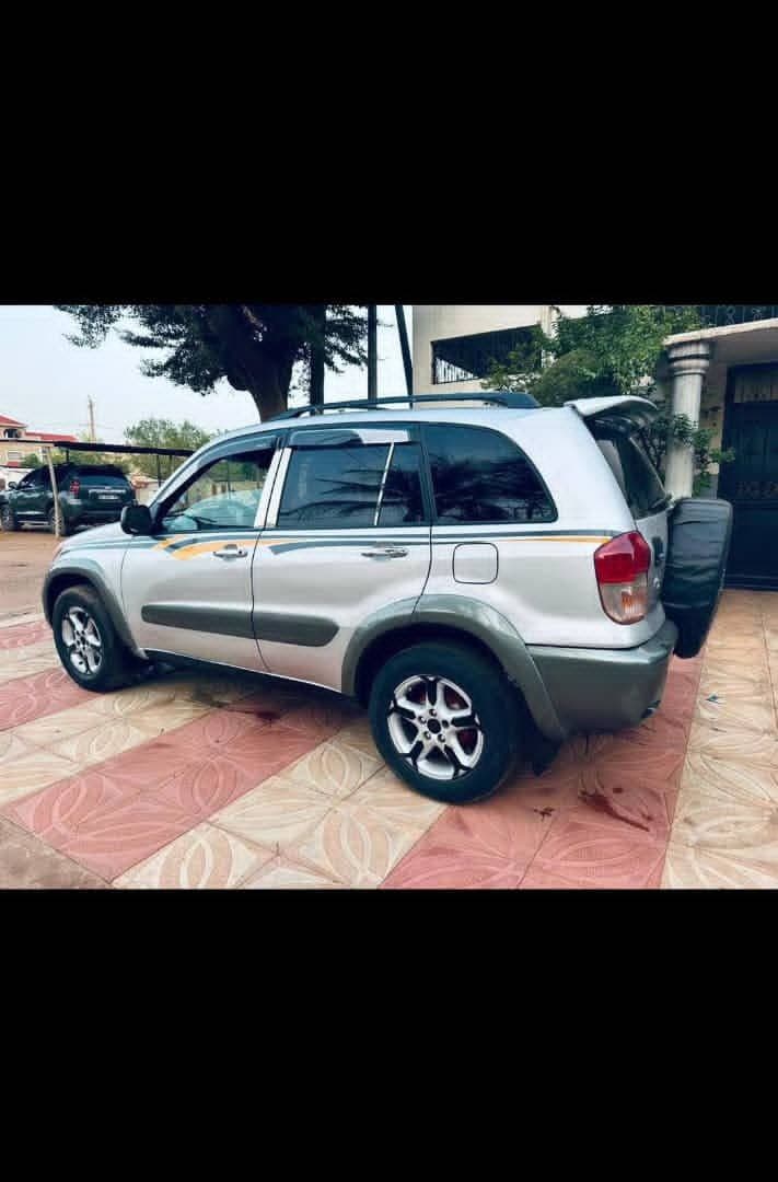 UNE PERSONNE VEUT VENDRE SONT VÉHICULE RAV4 ANNÉE 2005 EN TRÈS BON ÉTAT MOTEUR ESSENCE ⛽️ CLIMATISÉ