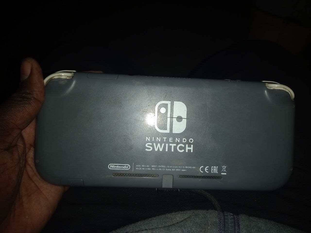 Salut j'ai une switch lite à troquer contre une switch version tablette