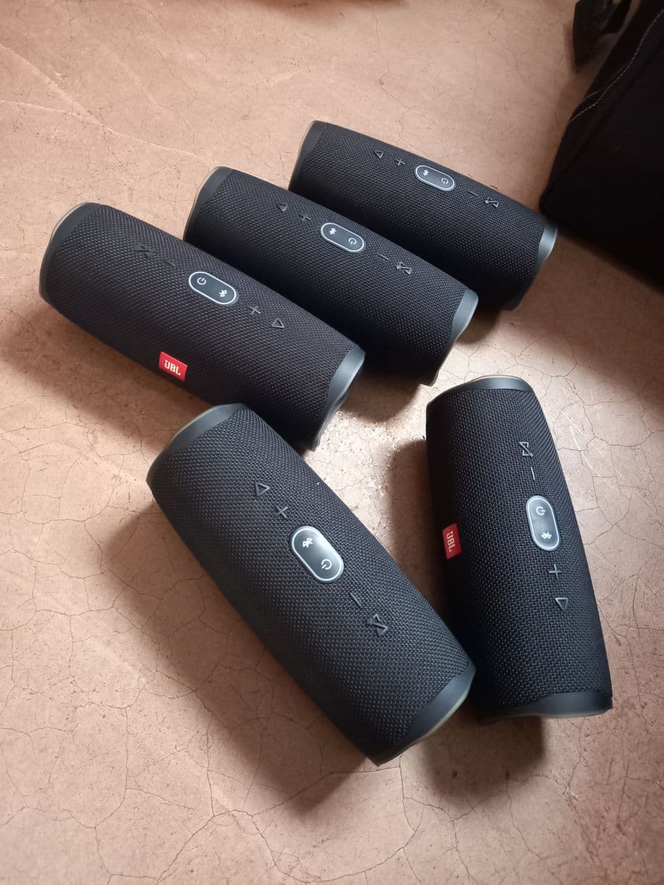 Bonsoir j'ai des enceinte jbl charge 4 a vendre jbl flip4 jbl flip5 ils sont tout neuf 73 33 42 89